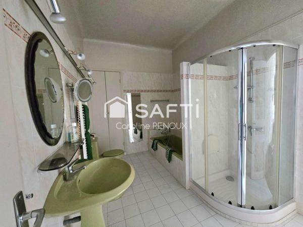 Maison de Maître 195 m² en plein centre du village avec un extérieur