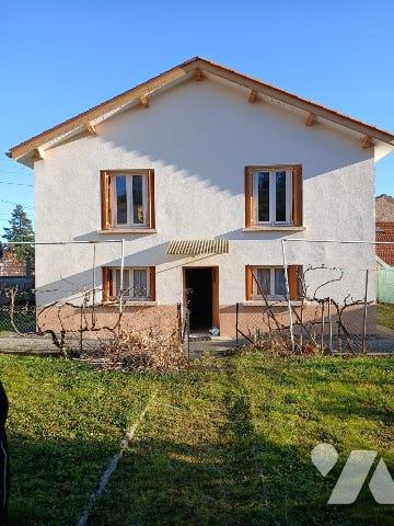 Maison à usage d'habitation des années 70 sur BOEN sur LIGNON avec terrain attenant de 1169m²