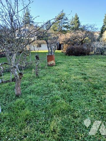 Maison à usage d'habitation des années 70 sur BOEN sur LIGNON avec terrain attenant de 1169m²