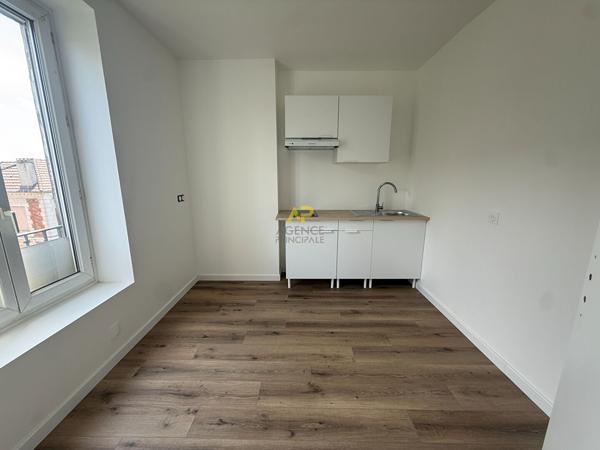 Refait à neuf au pied de la gare 200 000 € **  - Référence  2108