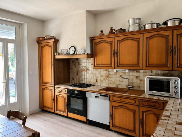 Maison familiale avec hangar de 300 m² sur terrain de 1 700 m²