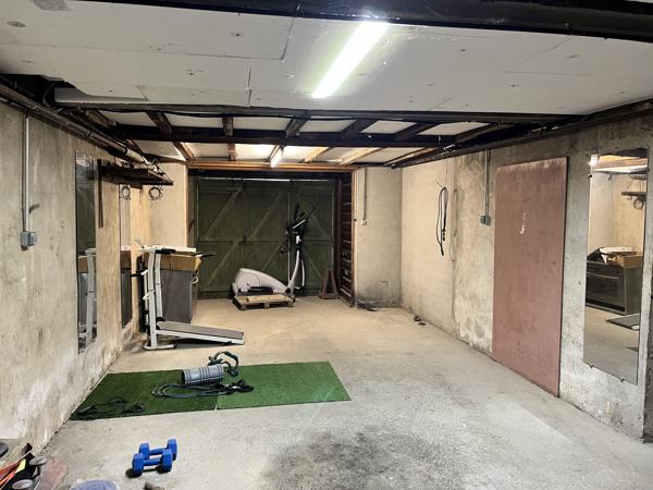 Maison familiale avec hangar de 300 m² sur terrain de 1 700 m²