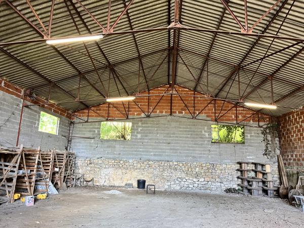 Maison familiale avec hangar de 300 m² sur terrain de 1 700 m²