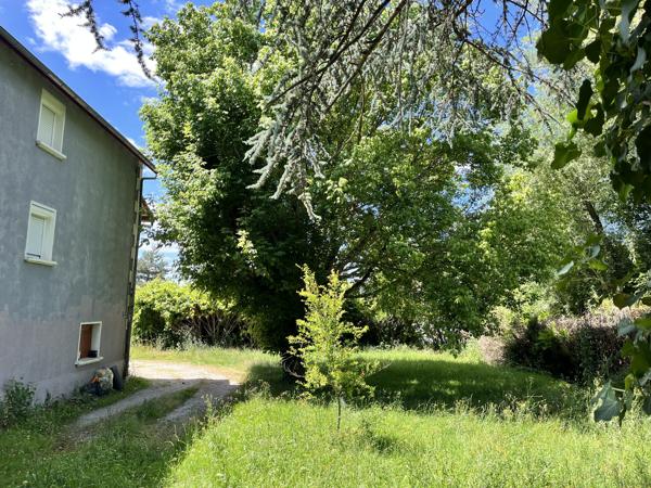 Maison familiale avec hangar de 300 m² sur terrain de 1 700 m²