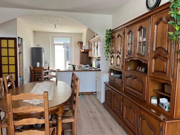 Maison familiale avec hangar de 300 m² sur terrain de 1 700 m²