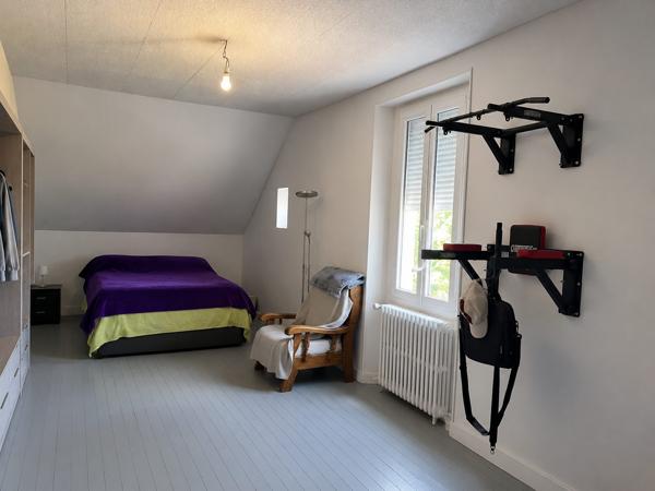 Maison familiale avec hangar de 300 m² sur terrain de 1 700 m²