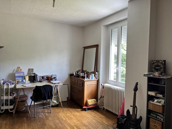 Maison familiale avec hangar de 300 m² sur terrain de 1 700 m²