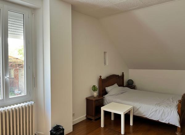 Maison familiale avec hangar de 300 m² sur terrain de 1 700 m²