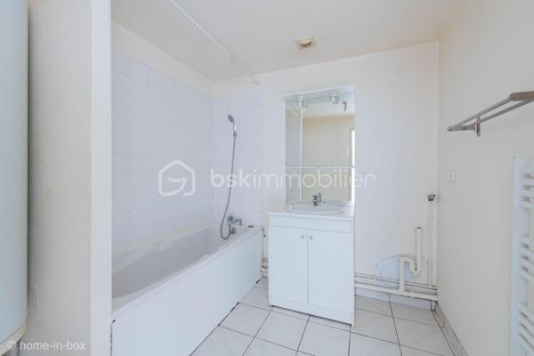 Cœur du Bourg de Biscarrosse, à proximité immédiate des commerces, du marché et des restaurants, ce studio bénéficie d’un emplacement privilégié, permettant de profiter pleinement de la vie du centre-ville à pied.

Il offre une spacieuse pièce de vie avec cuisine ouverte aménagée, laissant de nombreuses possibilités d’aménagement selon vos envies. Le bien dispose également d’une grande salle de bains avec baignoire et de toilettes séparées.
Des travaux de rafraîchissement sont à prévoir, offrant l’opportunité de personnaliser l’appartement et de révéler tout son potentiel.
Une place de stationnement extérieure complète ce bien.

Un emplacement recherché, un beau volume et un potentiel de personnalisation : une opportunité à découvrir au cœur de Biscarrosse Bourg.