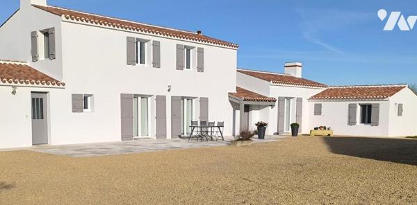 Aux portes de la Rochelle, splendide et lumineux pavillon d'architecte.