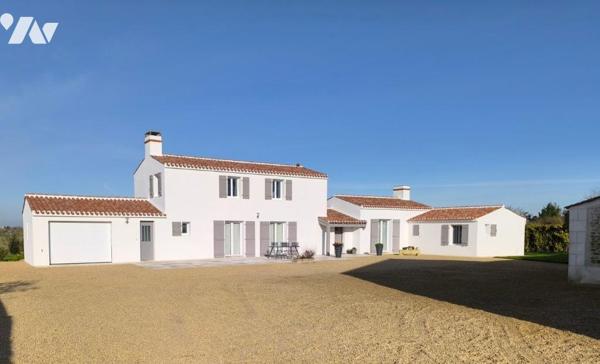 Aux portes de la Rochelle, splendide et lumineux pavillon d'architecte.