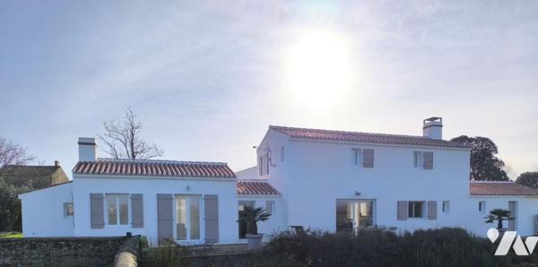 Aux portes de la Rochelle, splendide et lumineux pavillon d'architecte.