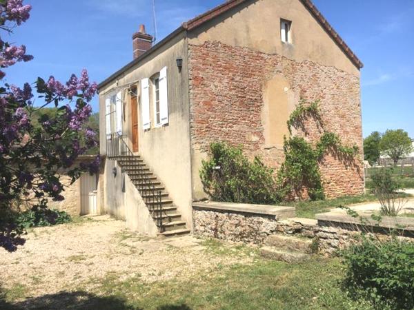 Étaule (89200) Secteur VASSY ETAULES Maison à louer avec jardin 560 € sans charges.
