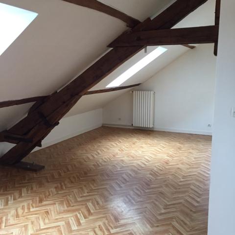 Étaule (89200) Secteur VASSY ETAULES Maison à louer avec jardin 560 € sans charges.