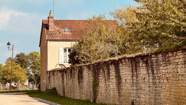 Étaule (89200) Secteur VASSY ETAULES Maison à louer avec jardin 560 € sans charges.