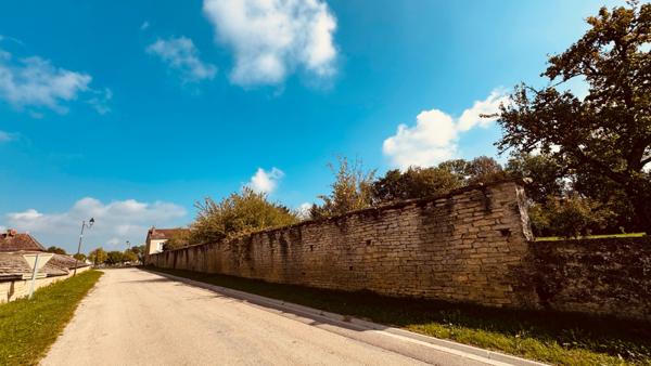 Étaule (89200) Secteur VASSY ETAULES Maison à louer avec jardin 560 € sans charges.