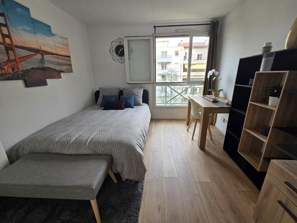 Studio entièrement rénové - Rue de l'Université - LYON