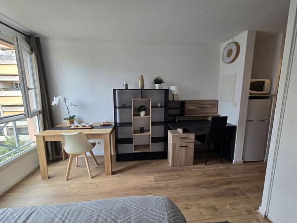 Studio entièrement rénové - Rue de l'Université - LYON