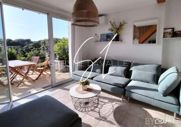 MAISON MEUBLEE ET CLIMATISEE IDEALEMENT SITUE DANS LA RESIDENCE AVEC VUE SUR LA GARRIGUE.