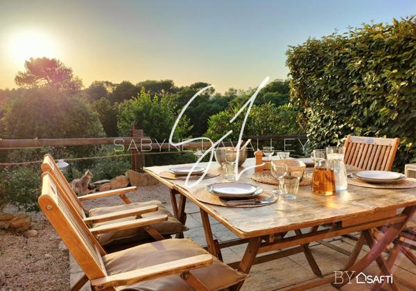 MAISON MEUBLEE ET CLIMATISEE IDEALEMENT SITUE DANS LA RESIDENCE AVEC VUE SUR LA GARRIGUE.