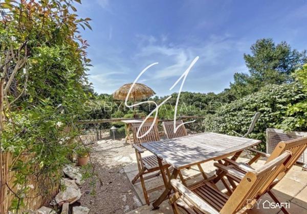 MAISON MEUBLEE ET CLIMATISEE IDEALEMENT SITUE DANS LA RESIDENCE AVEC VUE SUR LA GARRIGUE.