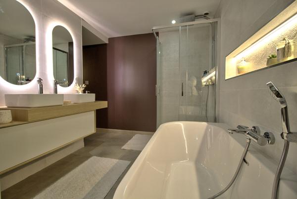 AGEN CENTRE VILLE - Maison de ville rénovée de 168m² avec 4 chambres, grand garage et extérieur dans un quartier calme.