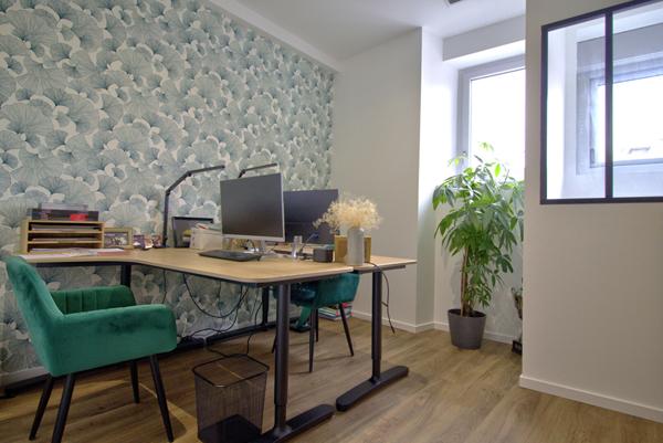 AGEN CENTRE VILLE - Maison de ville rénovée de 168m² avec 4 chambres, grand garage et extérieur dans un quartier calme.