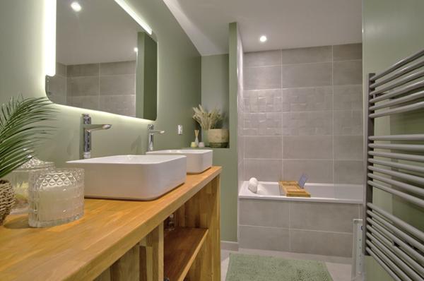 AGEN CENTRE VILLE - Maison de ville rénovée de 168m² avec 4 chambres, grand garage et extérieur dans un quartier calme.