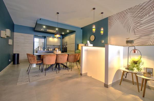 AGEN CENTRE VILLE - Maison de ville rénovée de 168m² avec 4 chambres, grand garage et extérieur dans un quartier calme.