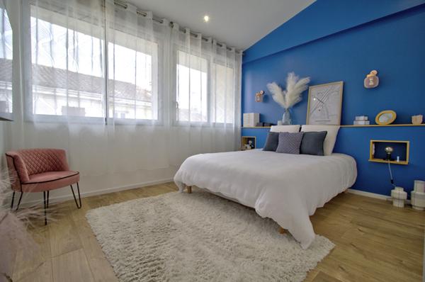 AGEN CENTRE VILLE - Maison de ville rénovée de 168m² avec 4 chambres, grand garage et extérieur dans un quartier calme.