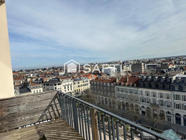 Au cœur de la ville, profitez d'une vue exceptionnelle sur la place Clémenceau et les Pyrénées