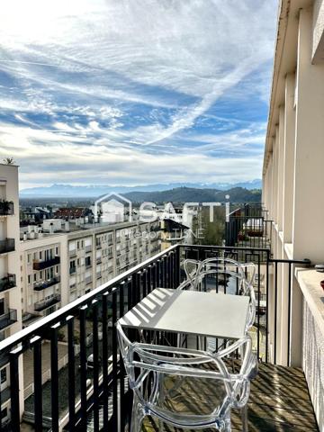 Au cœur de la ville, profitez d'une vue exceptionnelle sur la place Clémenceau et les Pyrénées