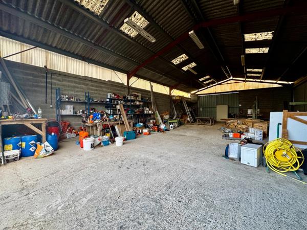 MONSEGUR, bâtiment réhabilitable, terrain d'envrion 1684 m²