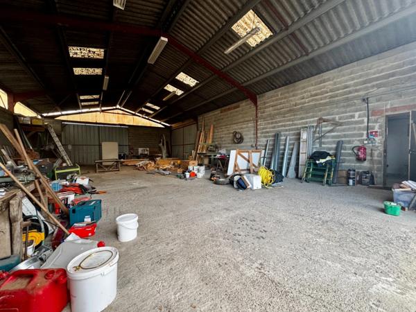 MONSEGUR, bâtiment réhabilitable, terrain d'envrion 1684 m²