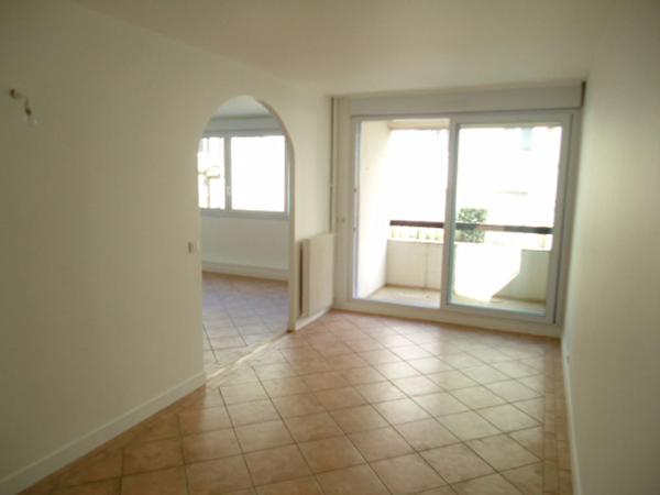 Grand 2P vide avec deux balcons