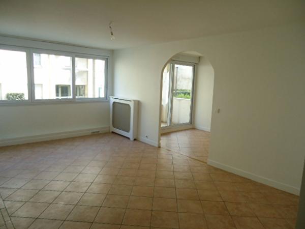 Grand 2P vide avec deux balcons