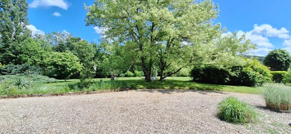 Demeure de prestige  au coeur du Revermont  à 40 mn de Bourg En Bresse  , 400m2 hab , 4 chambres , sur  11558 m2 de terrain .