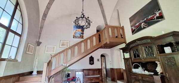 Demeure de prestige  au coeur du Revermont  à 40 mn de Bourg En Bresse  , 400m2 hab , 4 chambres , sur  11558 m2 de terrain .