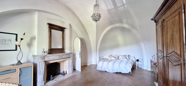 Demeure de prestige  au coeur du Revermont  à 40 mn de Bourg En Bresse  , 400m2 hab , 4 chambres , sur  11558 m2 de terrain .