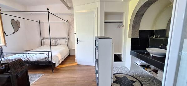 Demeure de prestige  au coeur du Revermont  à 40 mn de Bourg En Bresse  , 400m2 hab , 4 chambres , sur  11558 m2 de terrain .