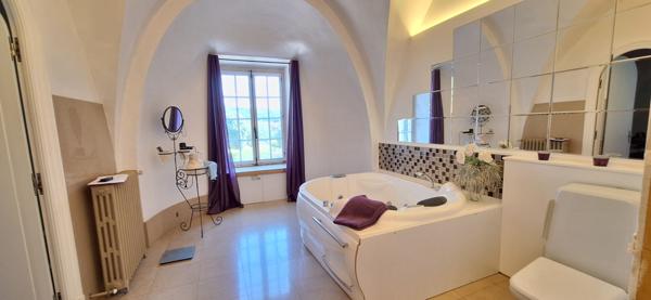 Demeure de prestige  au coeur du Revermont  à 40 mn de Bourg En Bresse  , 400m2 hab , 4 chambres , sur  11558 m2 de terrain .