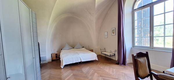 Demeure de prestige  au coeur du Revermont  à 40 mn de Bourg En Bresse  , 400m2 hab , 4 chambres , sur  11558 m2 de terrain .