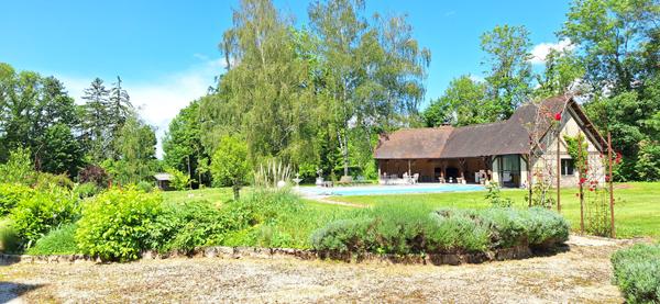 Demeure de prestige  au coeur du Revermont  à 40 mn de Bourg En Bresse  , 400m2 hab , 4 chambres , sur  11558 m2 de terrain .