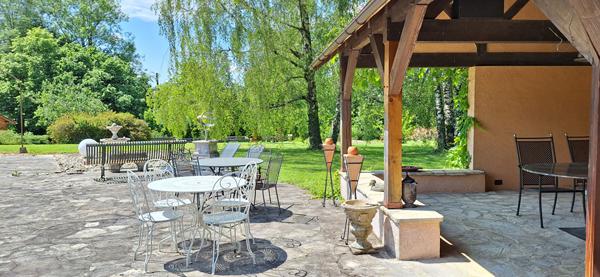 Demeure de prestige  au coeur du Revermont  à 40 mn de Bourg En Bresse  , 400m2 hab , 4 chambres , sur  11558 m2 de terrain .