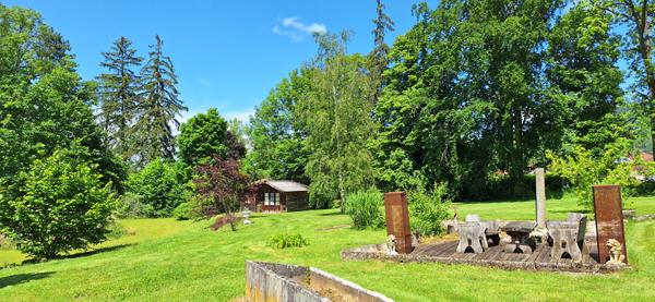 Demeure de prestige  au coeur du Revermont  à 40 mn de Bourg En Bresse  , 400m2 hab , 4 chambres , sur  11558 m2 de terrain .