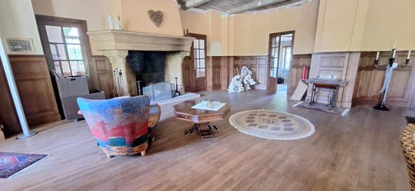 Demeure de prestige  au coeur du Revermont  à 40 mn de Bourg En Bresse  , 400m2 hab , 4 chambres , sur  11558 m2 de terrain .