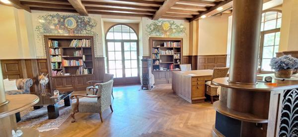 Demeure de prestige  au coeur du Revermont  à 40 mn de Bourg En Bresse  , 400m2 hab , 4 chambres , sur  11558 m2 de terrain .