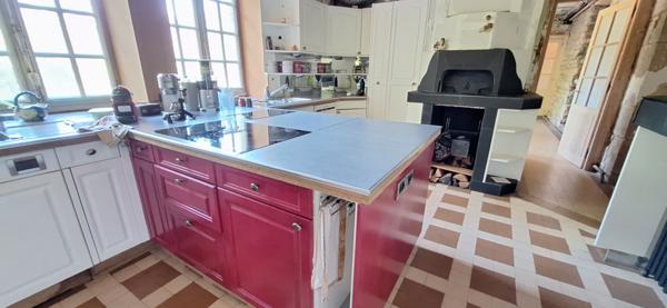 Demeure de prestige  au coeur du Revermont  à 40 mn de Bourg En Bresse  , 400m2 hab , 4 chambres , sur  11558 m2 de terrain .