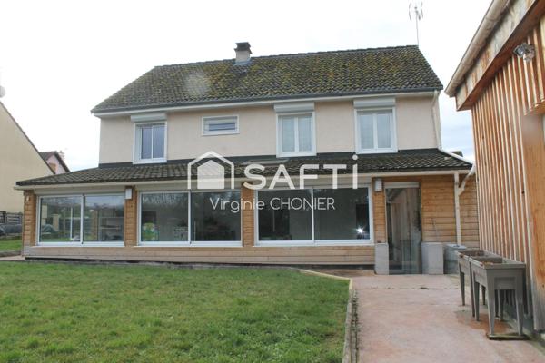 Maison entièrement rénovée de 153m2 avec garage double.