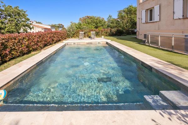 En exclusivité Villa comprenant T4 + T2 + Studio et piscine à vendre à Cogolin